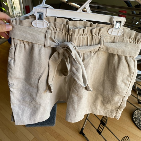 tan shorts, super cute bow as belt - Picture 1 of 4